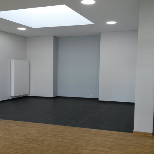 Renovierter Raum nach kompletter Sanierung mit neuen Böden, Decken und Beleuchtung