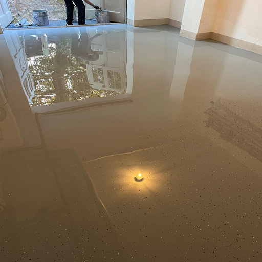 Industrieboden mit fugenloser Versiegelung und hochglänzender Oberfläche